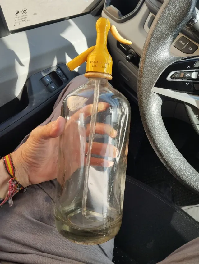 Sifón vintage in vetro con distributore originale giallo