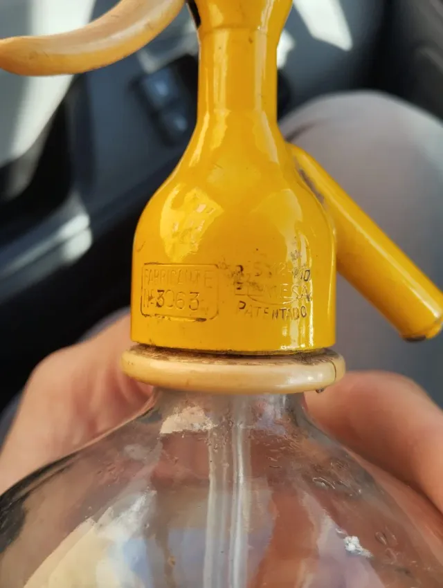 Sifón vintage in vetro con distributore originale giallo