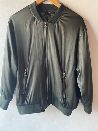 Chaqueta bomber Zara verde militar Talla S