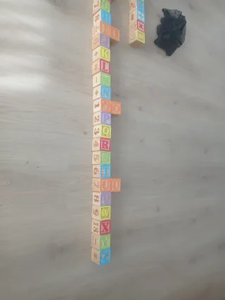 Torre de cubos de juguete