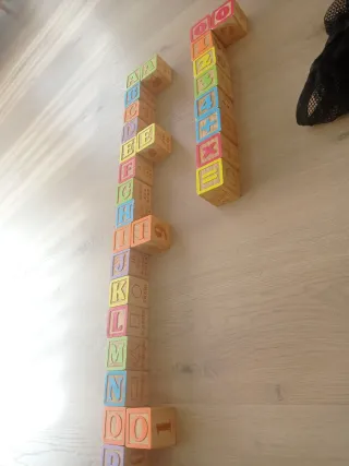 Torre de cubos de juguete