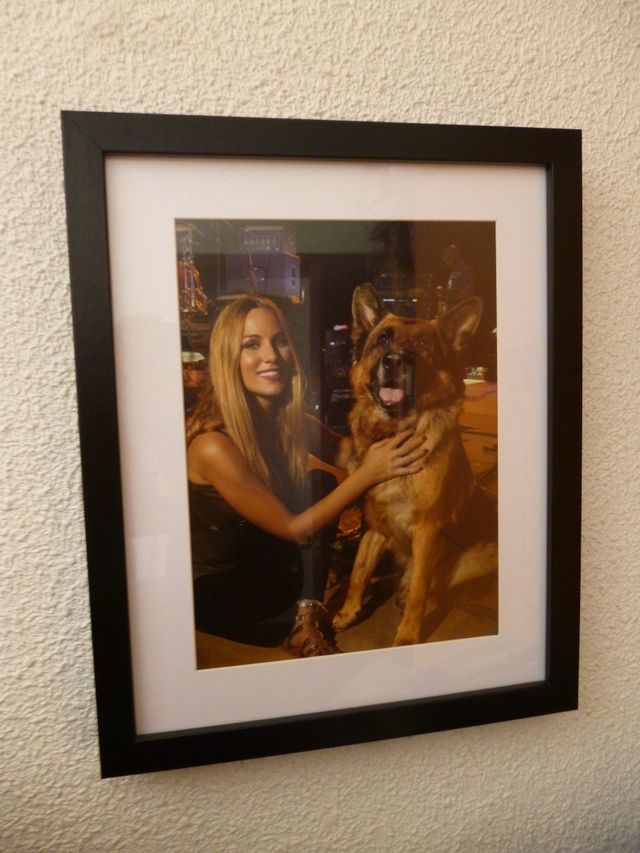 Foto Edurne con pastor alemán