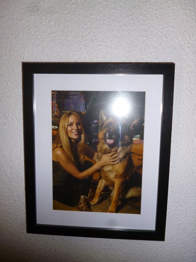 Foto Edurne con pastor alemán