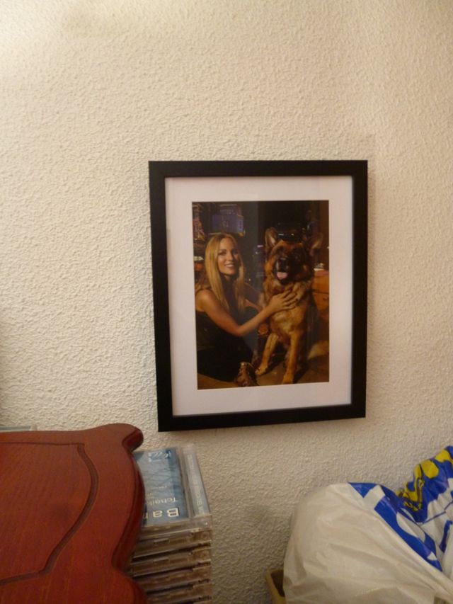 Foto Edurne con pastor alemán