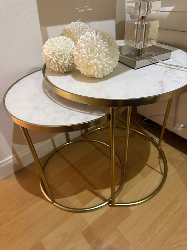 Juego 2 mesas redondas mármol y metal dorado