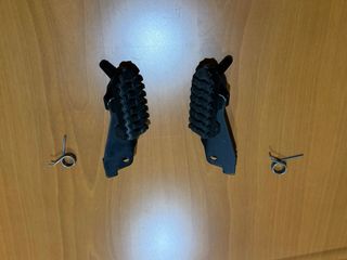 Juego par estriberas delanteras Originales Triumph