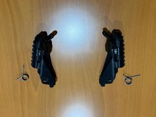 Juego par estriberas delanteras Originales Triumph