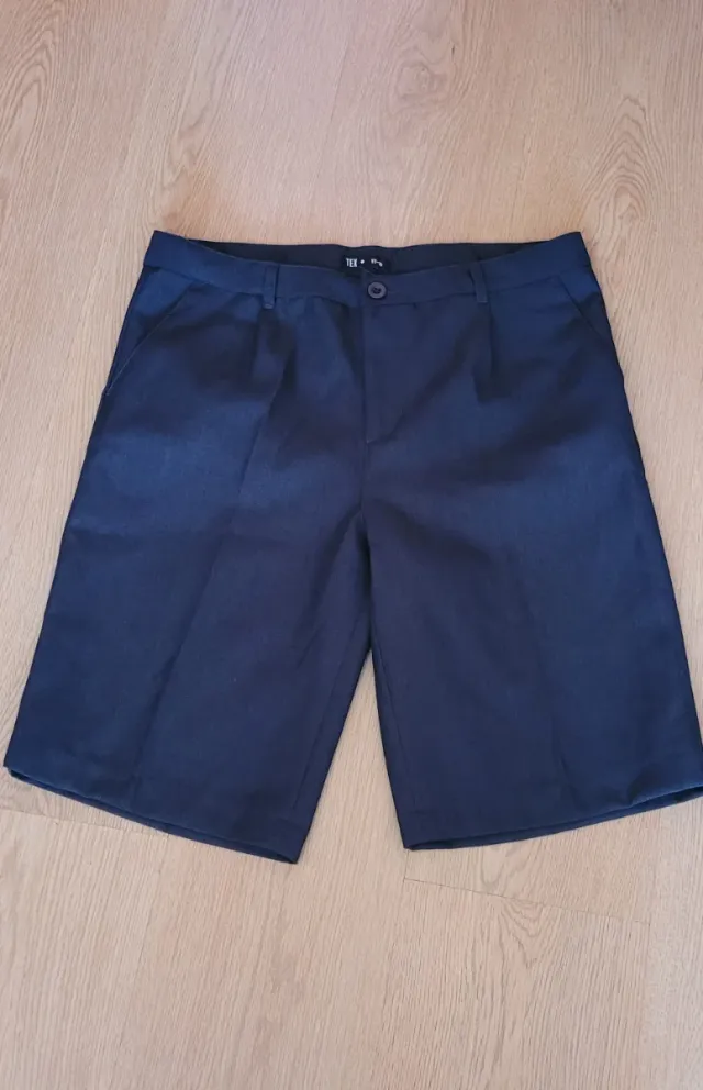 Pantalón corto escolar azul marino, talla 17-18.