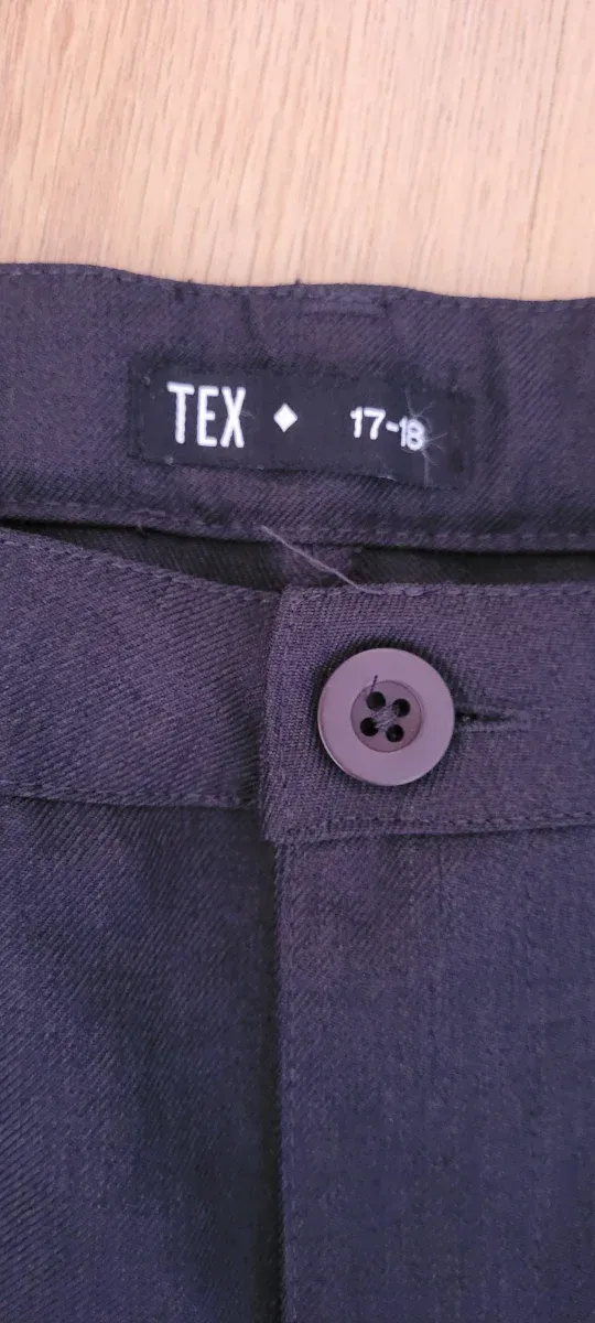 Pantalón corto escolar azul marino, talla 17-18.