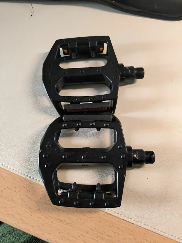 Pedales de bicicleta negros. Completamente nuevos