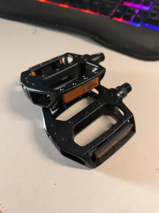 Pedales de bicicleta negros. Completamente nuevos