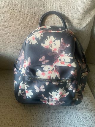 Mochila negra con flores y mariposas