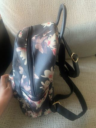 Mochila negra con flores y mariposas