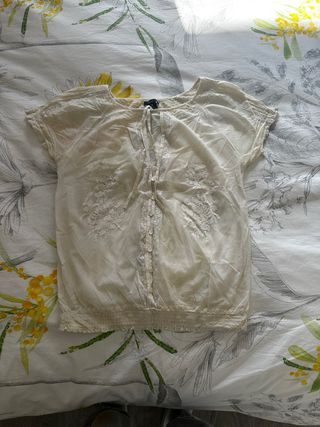 Blusa blanca bordada con encaje