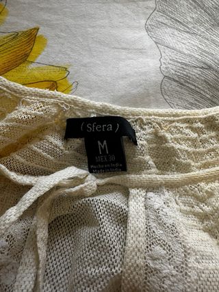 Blusa blanca bordada con encaje