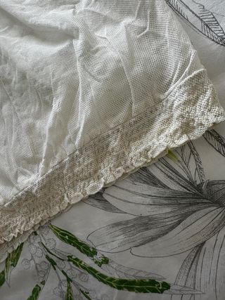 Blusa blanca bordada con encaje