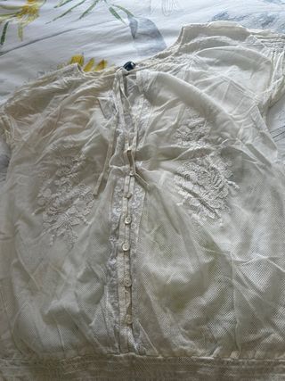 Blusa blanca bordada con encaje