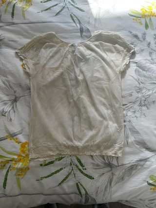 Blusa blanca bordada con encaje
