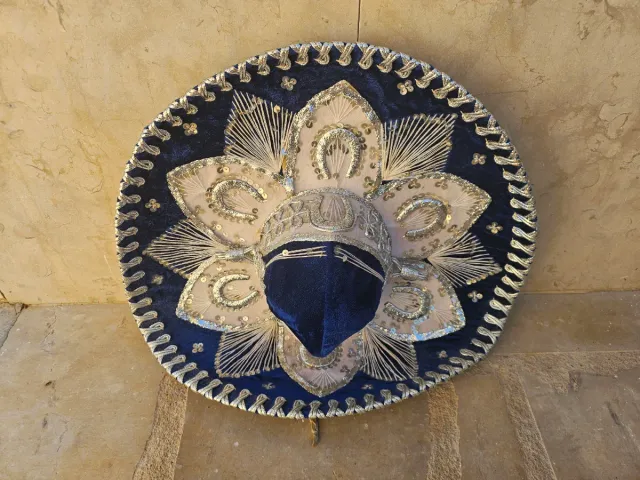 Sombrero messicano blu e dorato