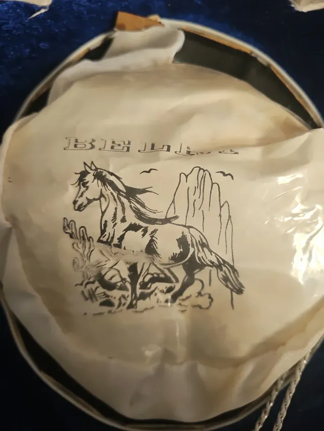 Sombrero messicano blu e dorato