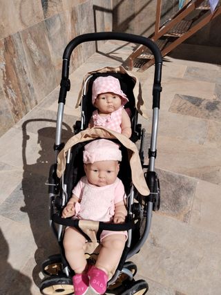 Carrito gemelar con 2 muñecas
