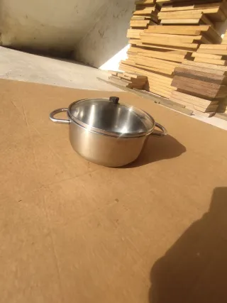 Pentola in metallo con coperchio in vetro