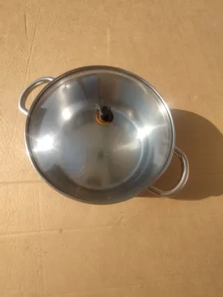 Pentola in metallo con coperchio in vetro