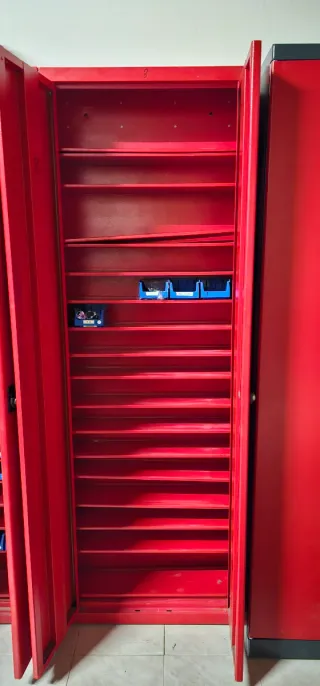 Armario metálico rojo para herramientas