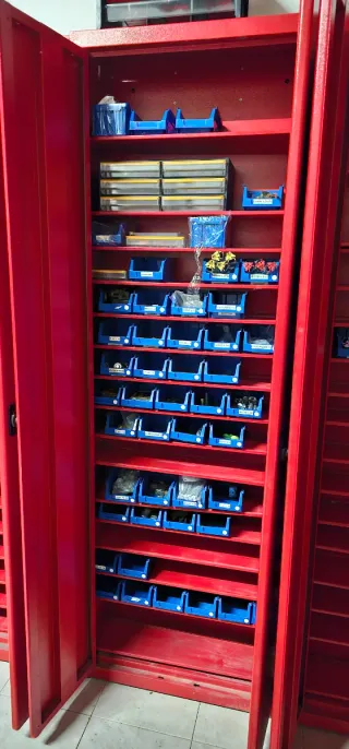 Armario metálico rojo para herramientas