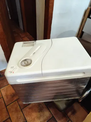 Nevera termoeléctrica portátil