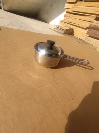 Pentolino in metallo con manico