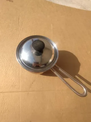 Pentolino in metallo con manico