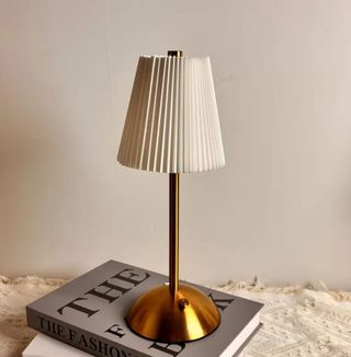 Lámpara de mesa dorada y blanca