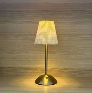 Lámpara de mesa dorada y blanca