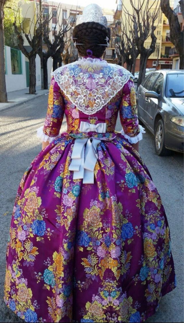 Traje de Fallera Multicolor.