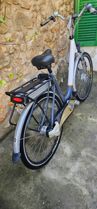 Bicicleta Eléctrica Gris y Blanca