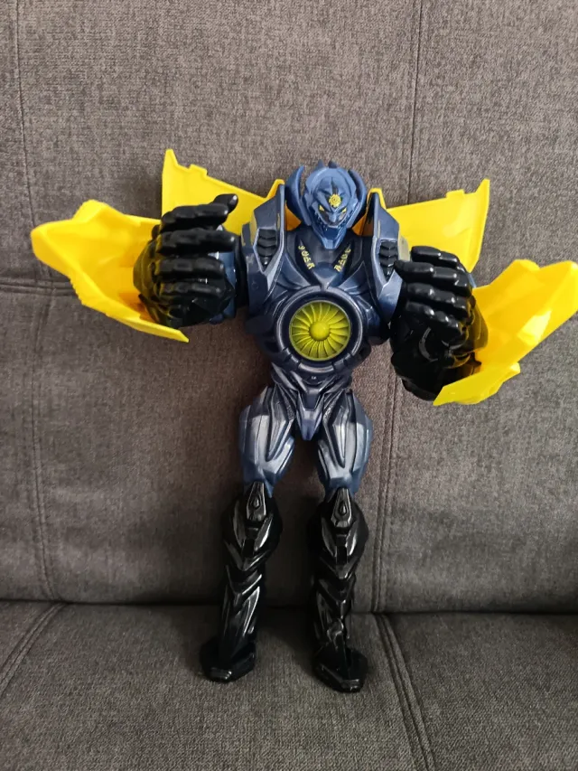 Muñeco de juguete robot azul y amarillo