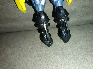 Muñeco de juguete robot azul y amarillo