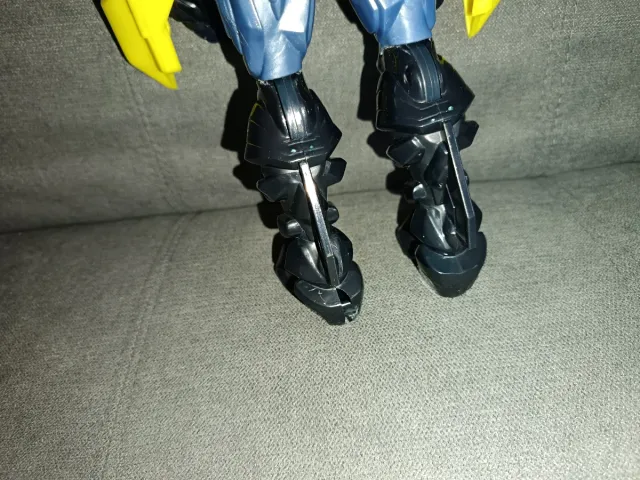 Muñeco de juguete robot azul y amarillo