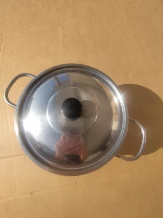 Pentola in metallo con coperchio