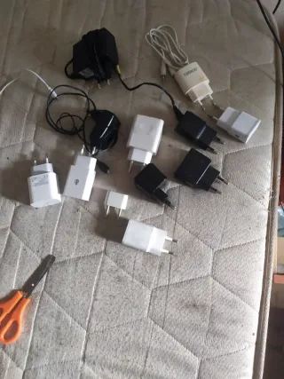 Lote de bolsos y bisutería zapatos cargadores móvi