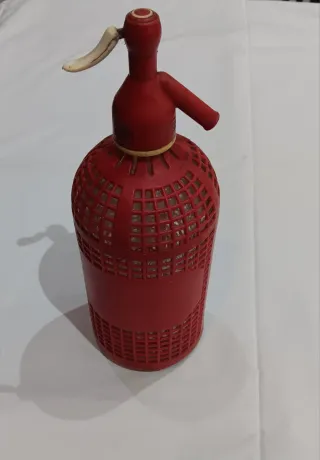 Sifón antiguo de plástico rojo