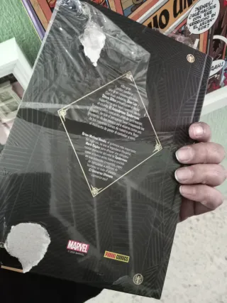 Lote tomo Spiderman y 2 libros para coleccionistas
