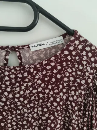 Blusa Pull&Bear floral granate y blanca