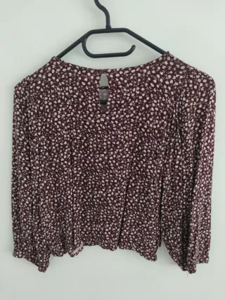 Blusa Pull&Bear floral granate y blanca