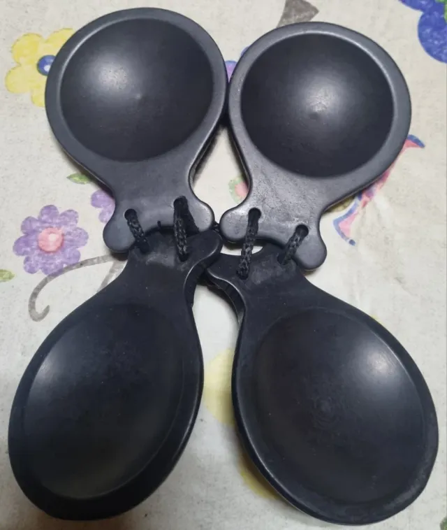 Castañuelas negras con cuerda