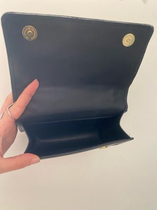 Bolso negro con cadena dorada
