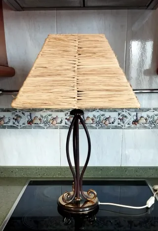 LÁMPARA SOBREMESA DORADA EN METAL