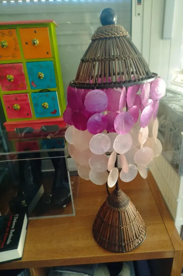 Lámpara ratán y plástico rosa/marrón