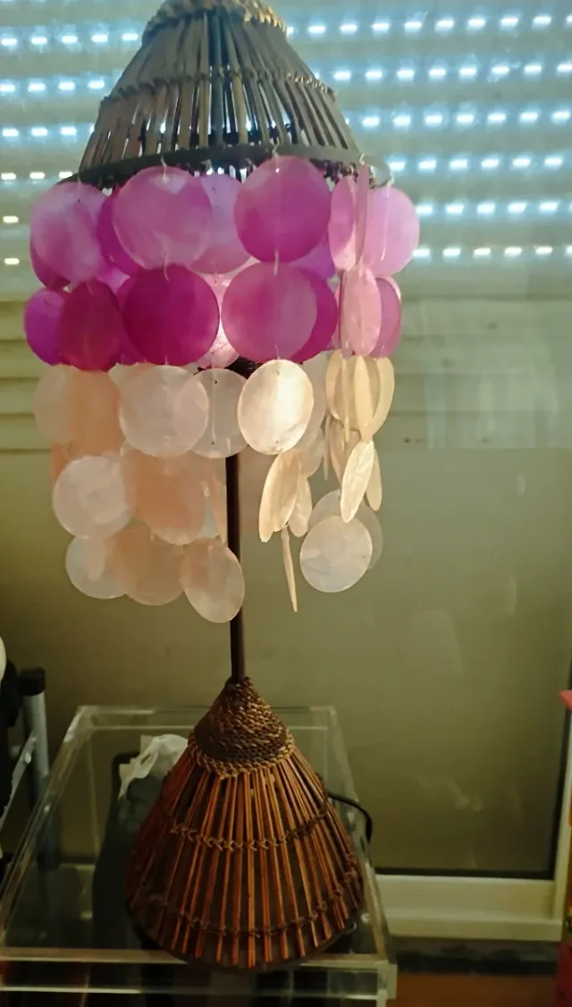 Lámpara ratán y plástico rosa/marrón
